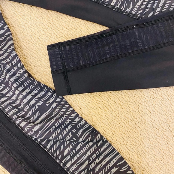 LULULEMON auth, pant, high rise, mesh on the side. Size 4 - Picture 2 of 4